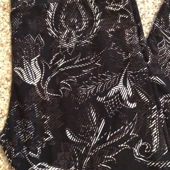 Lularoe Black/White Floral Pattern Leggings NWOT - Picture 2 of 3
